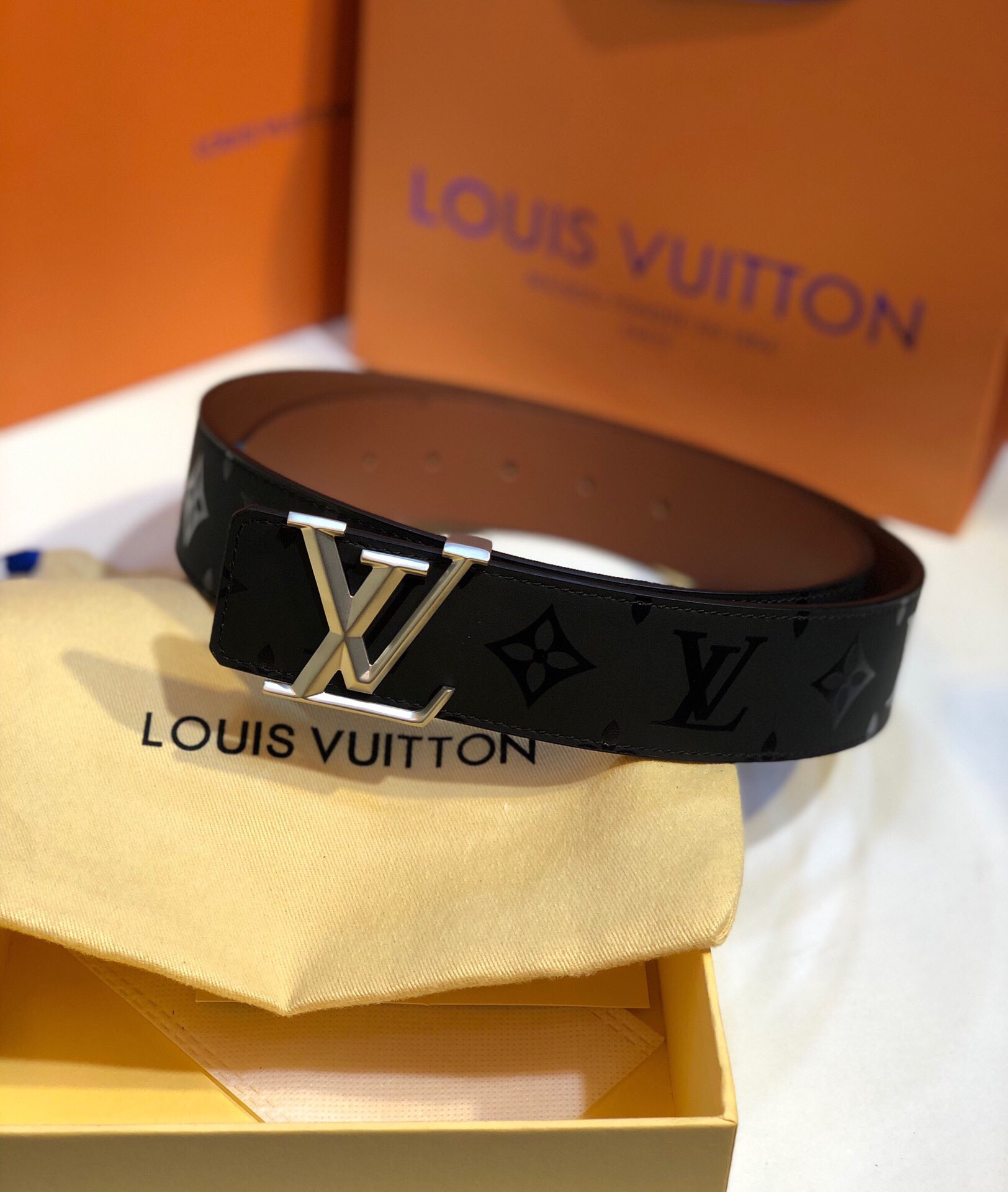 Giá thắt lưng Louis Vuitton chính hãng